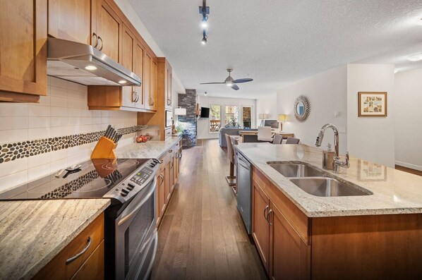 Private kitchen - Exclusive Winter Getaway in Three Sisters Village (Canmore)