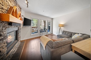 Living area - Exclusive Winter Getaway in Three Sisters Village (Canmore)