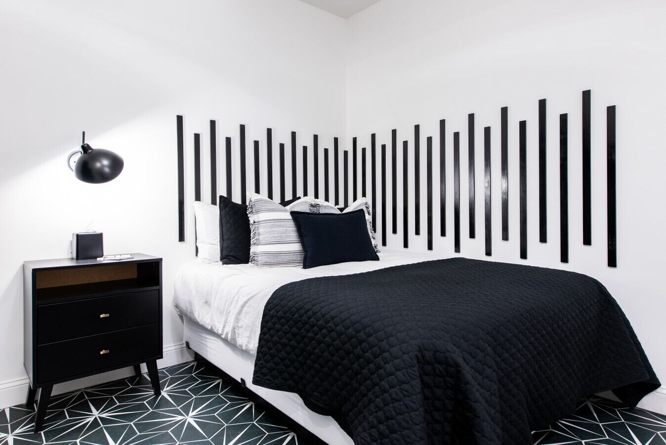 1 dormitorio, escritorio, tabla de planchar con plancha y cuna de viaje