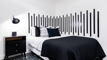 1 dormitorio, escritorio, tabla de planchar con plancha y cuna de viaje