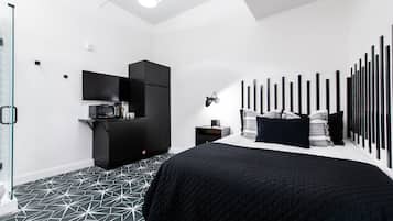 1 dormitorio, escritorio, tabla de planchar con plancha y cuna de viaje