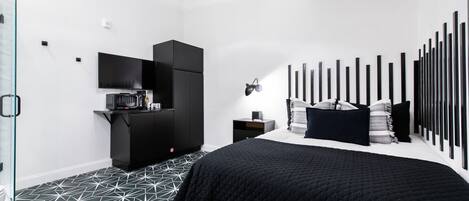 1 chambre, bureau, fer et planche à repasser, lit de bébé portatif