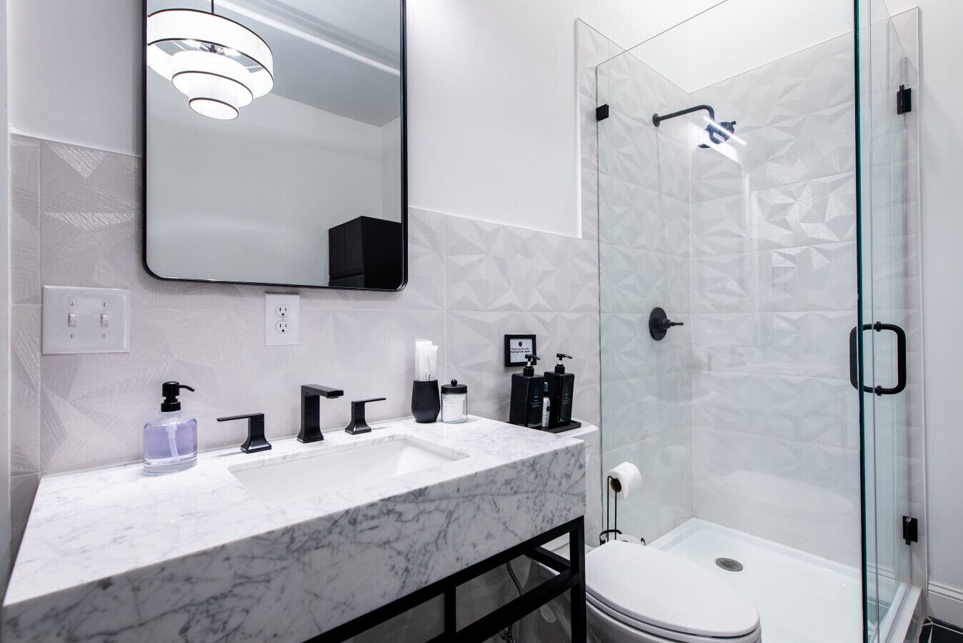 Ducha, artículos de higiene personal ecológicos y secador de pelo