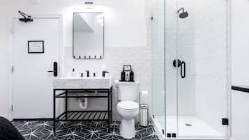 Ducha, artículos de higiene personal ecológicos y secador de pelo