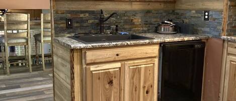 Kylskåp, mikrovågsugn, ugn och spishäll