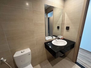 Dusche, kostenlose Toilettenartikel, Haartrockner, Hausschuhe