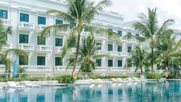 2 outdoor pools, open 7:00 AM to 7:00 PM, sun loungers