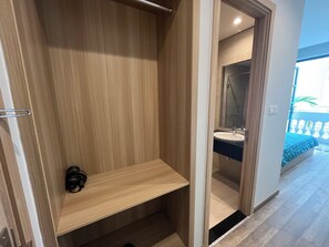 Een bureau, een strijkplank/strijkijzer, gratis wifi