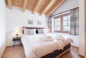 4 habitaciones, tabla de planchar con plancha y acceso a internet