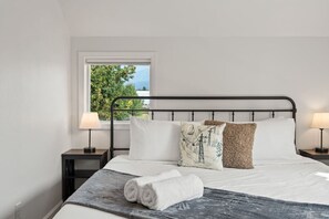 2 bedrooms, travel cot, WiFi, bed sheets