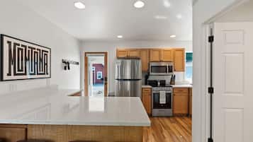 Kjøleskap, mikrobølgeovn, ovn og kokeplater