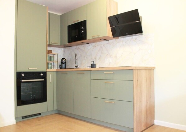 Jääkaappi, mikroaaltouuni, uuni, astianpesukone