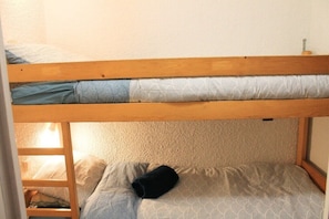 Iron/ironing board, bed sheets