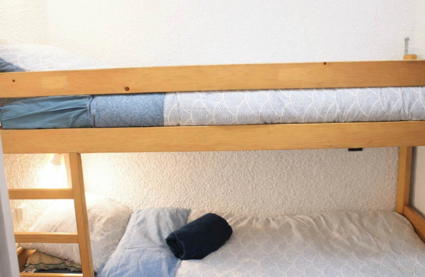 Iron/ironing board, bed sheets