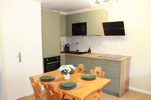 Jääkaappi, mikroaaltouuni, uuni, astianpesukone