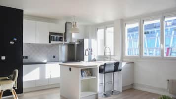 Een koelkast, een magnetron, een oven, een vaatwasser