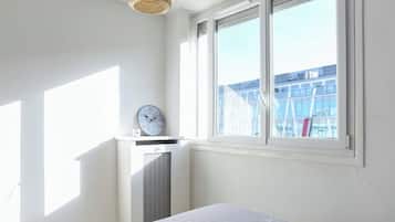 1 slaapkamer, een strijkplank/strijkijzer, wifi, beddengoed