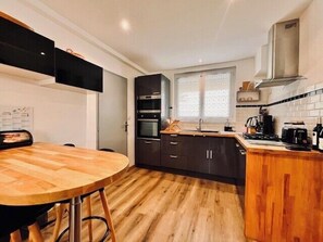 Jääkaappi, mikroaaltouuni, uuni, astianpesukone