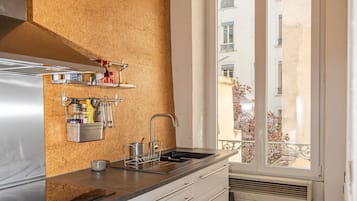 Fridge, microwave, oven, coffee/tea maker