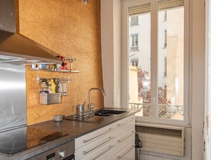 Jääkaappi, mikroaaltouuni, uuni, kahvin-/teenkeitin