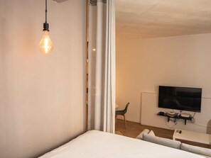 WiFi, bed sheets