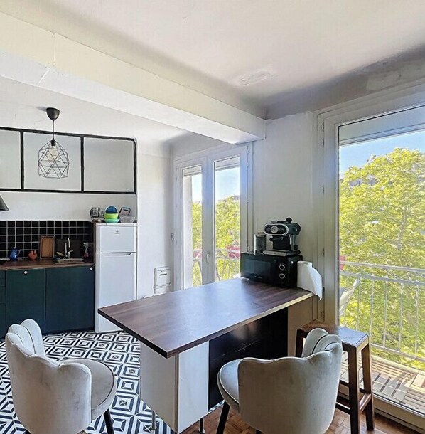 Réfrigérateur, four à micro-ondes, un four, lave-vaisselle