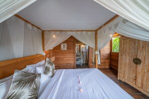 4 bedrooms, iron/ironing board, internet, bed sheets