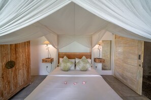 4 bedrooms, iron/ironing board, Internet, bed sheets