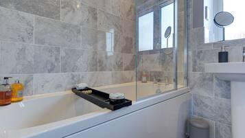 Een douche, een haardroger, handdoeken