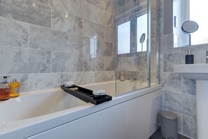 Douche, sèche-cheveux, serviettes fournies