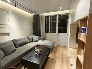Apartamento sénior, 2 camas dobles, balcón | Wifi gratis y ropa de cama