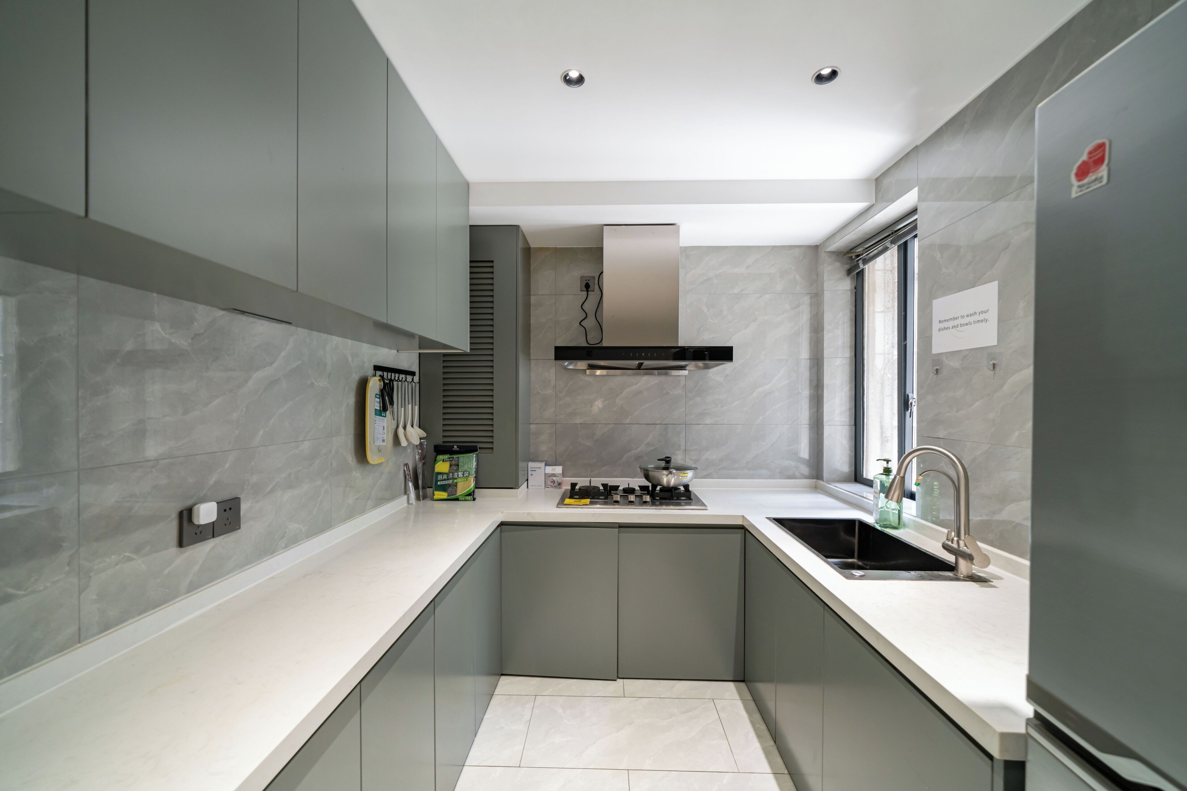 Apartamento sênior | Cozinha privada | Geladeira, talheres/pratos/utensílios de cozinha, toalhas de papel