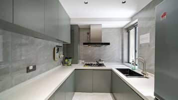 Apartamento sênior | Cozinha privada | Geladeira, talheres/pratos/utensílios de cozinha, toalhas de papel