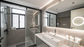 Apartamento sênior | Banheiro | Chuveiro, ducha de hidromassagem, produtos de toalete grátis