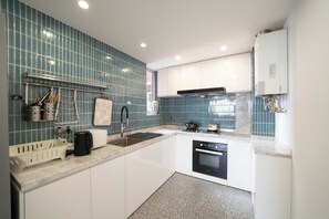 Apartamento sénior | Cocina privada | Utensilios de cocina, artículos de limpieza y papel de cocina