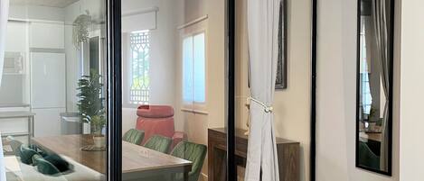 2 habitaciones, tabla de planchar con plancha, wifi y ropa de cama