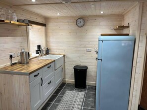 Shower, hair dryer, towels - Cozy Seaside Retreat in Peterhead (Peterhead)