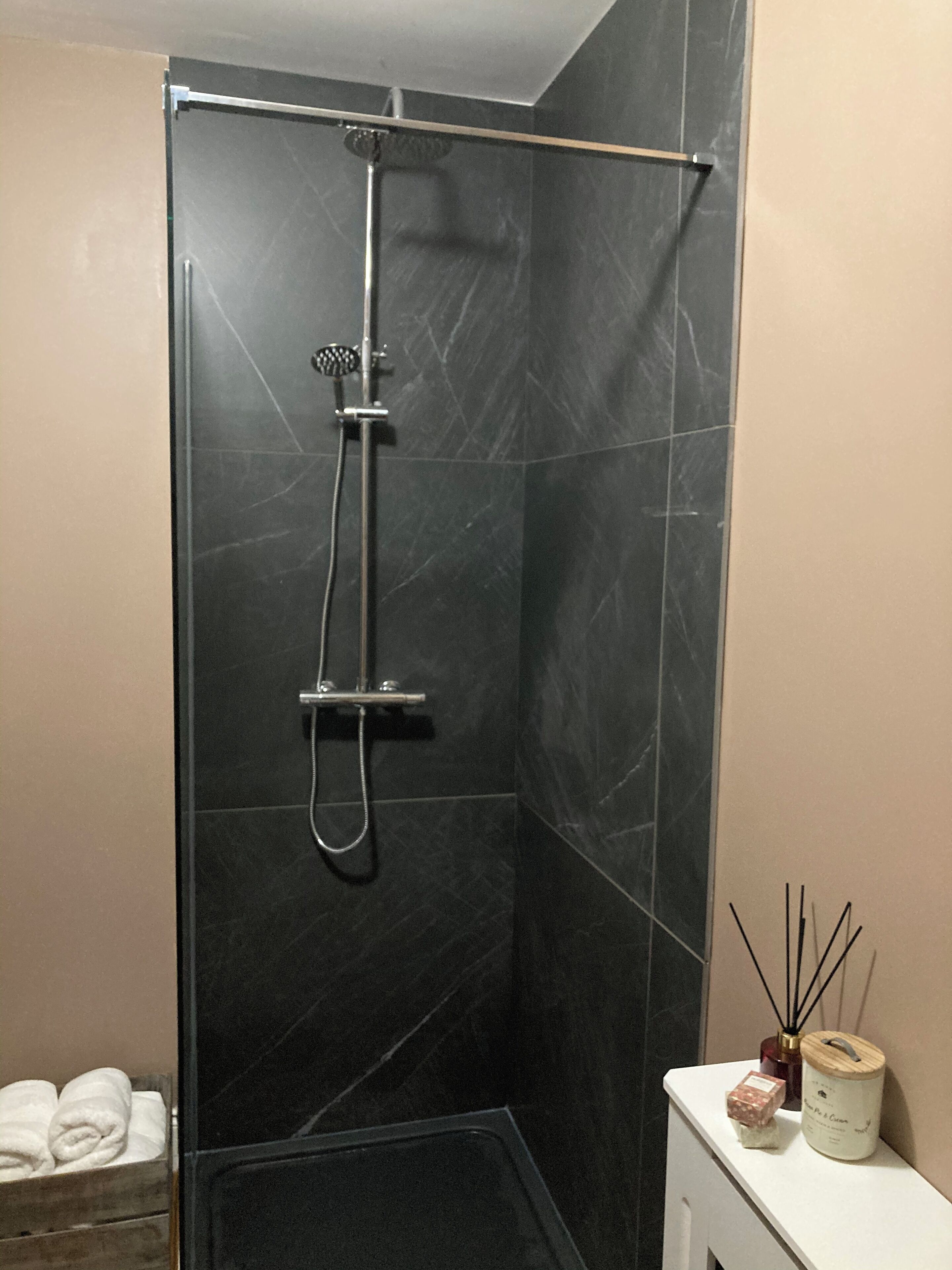 Haartrockner, Handtücher, Seife, Toilettenpapier