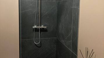 Haartrockner, Handtücher, Seife, Toilettenpapier