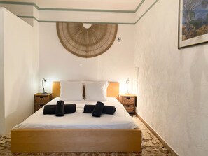 5 bedrooms, iron/ironing board, WiFi, bed sheets