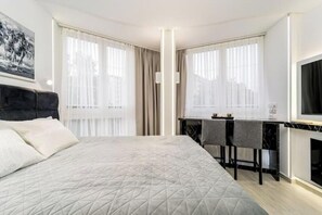 1 habitación, escritorio, tabla de planchar con plancha y internet 