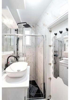 Articles de toilette (gratuits), séchoir à cheveux, serviettes fournies