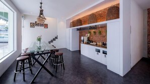 Lobby-lounge