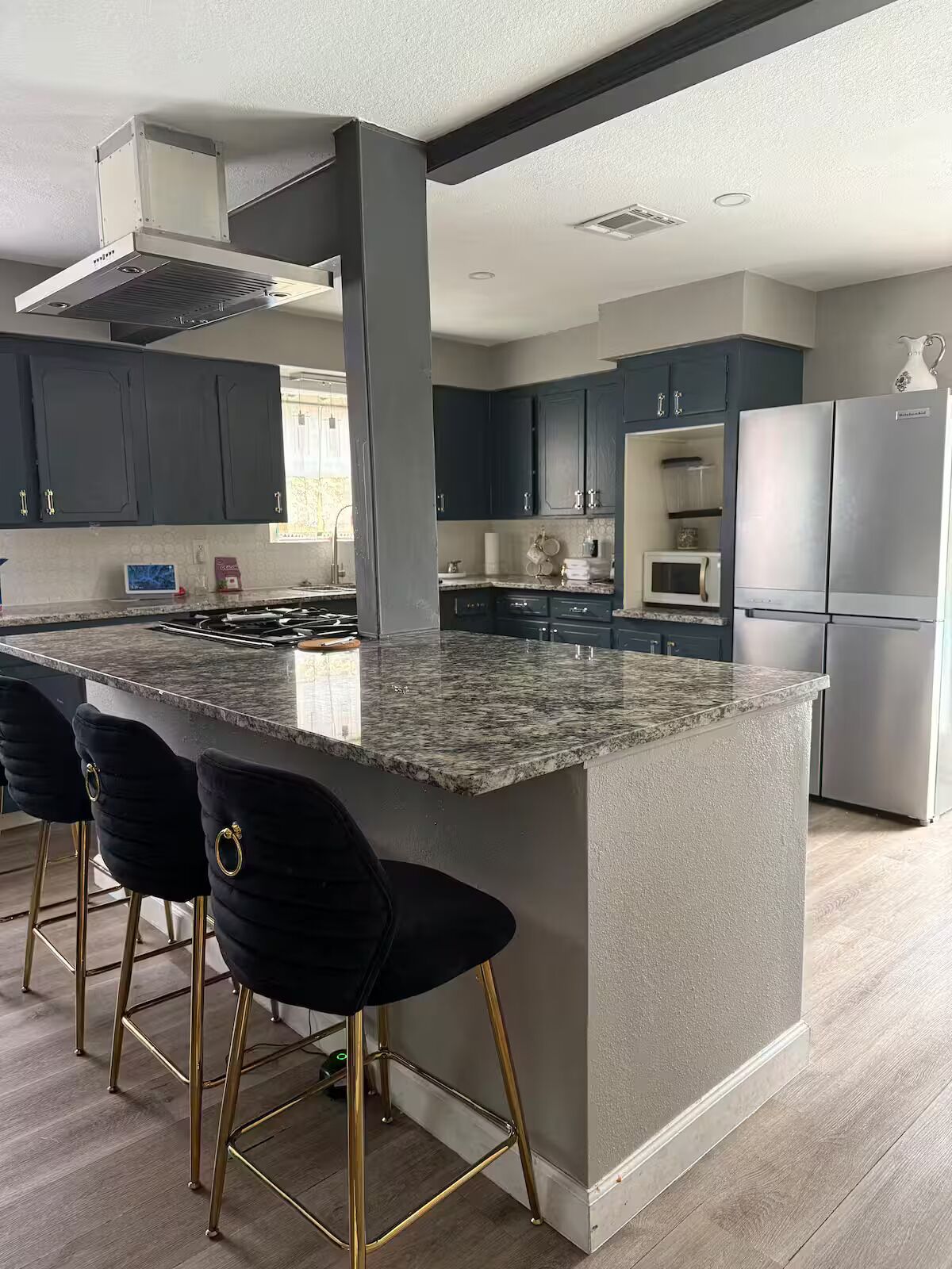 Microondas, horno y placa de cocina