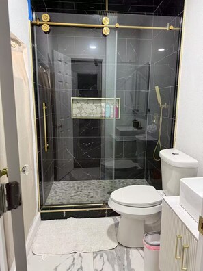 Een douche, een haardroger, een bidet, handdoeken