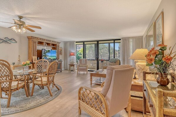 TV - 2-106 in Sarasota, FL (Sarasota)