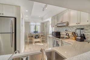 Kylskåp, mikrovågsugn, spishäll och diskmaskin