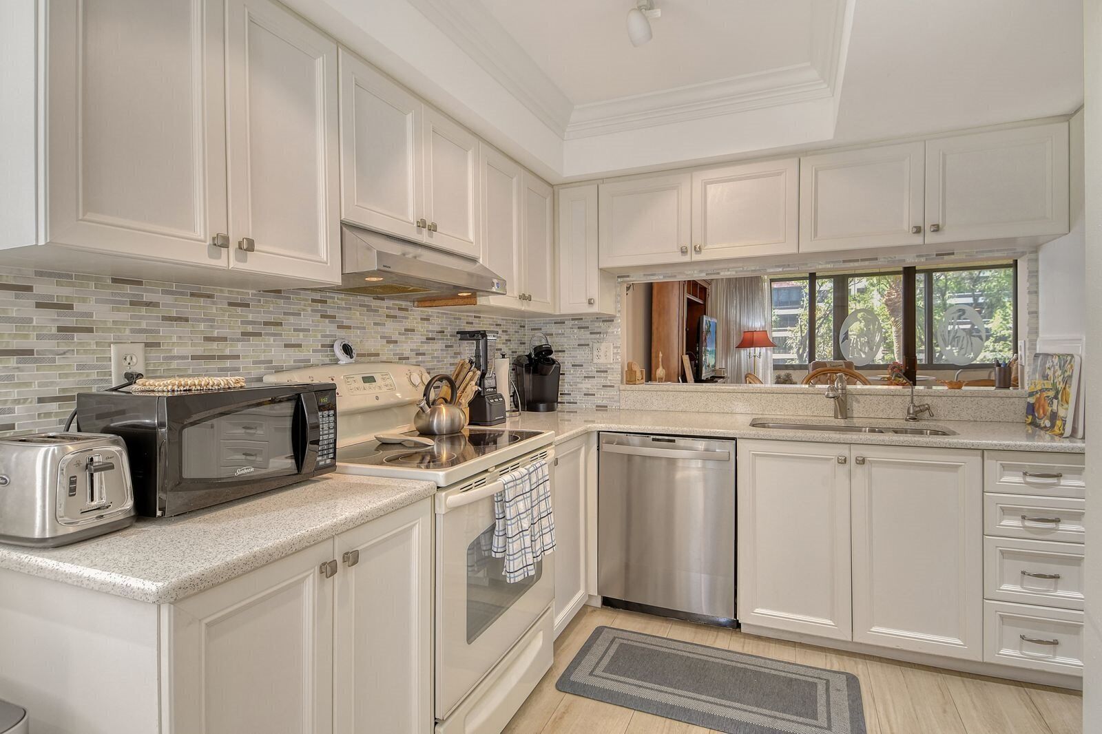 ثلاجة، ميكروويف، موقد طهي مسطح، غسالة أطباق