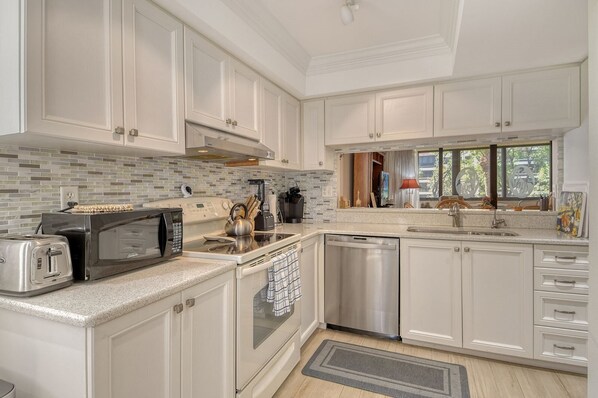 Kylskåp, mikrovågsugn, spishäll och diskmaskin