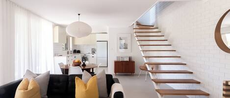 تلفزيون، كُتُب، مكتبة موسيقى، ستيريو